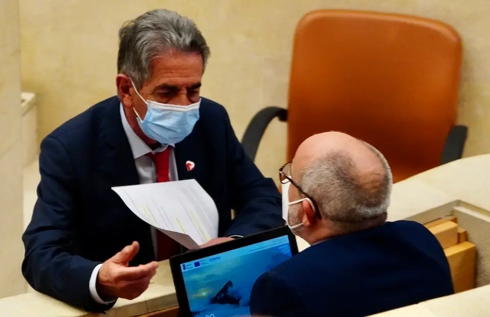El presidente de Cantabria durante una sesi&oacute;n en el parlamento c&aacute;ntabro.