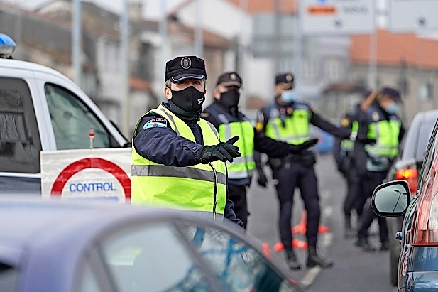 Un control de polic&iacute;a durante la &uacute;ltimo cierre perimetral que hemos tenido durante el puente de San Jos&eacute;. / ALERTA
