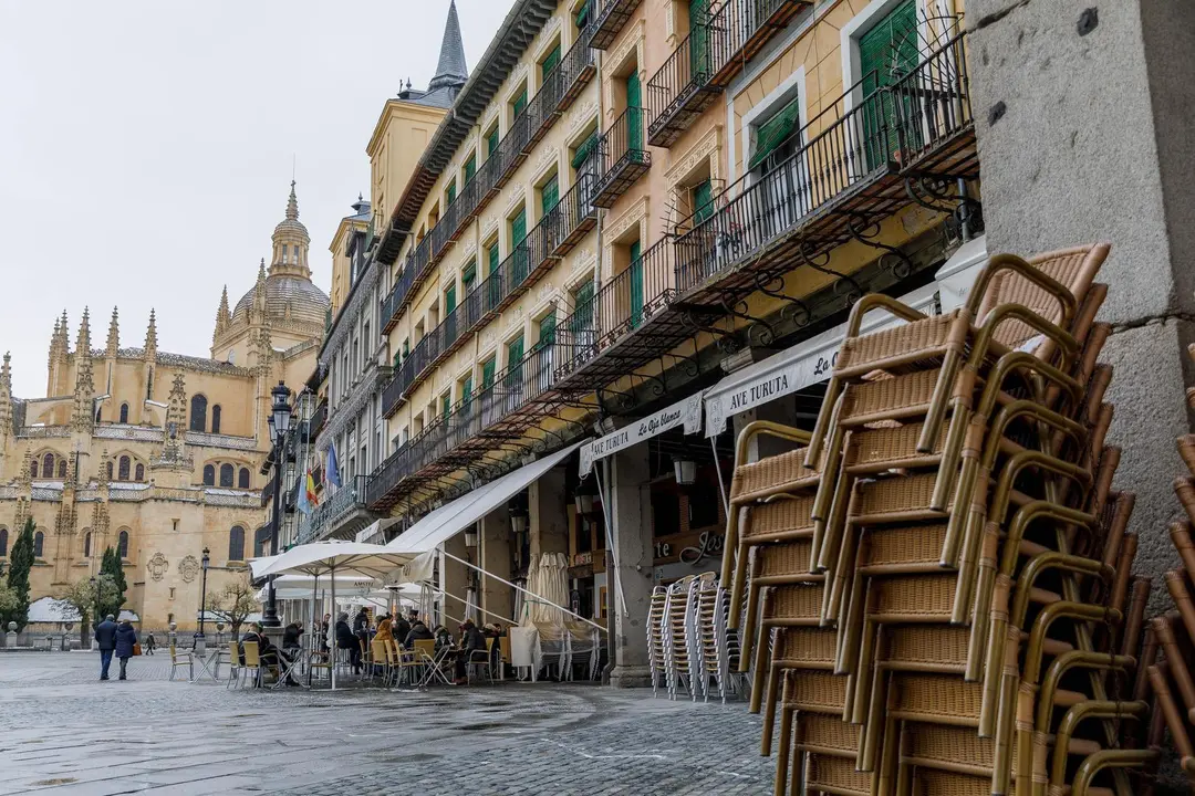 Archivo - La terraza de un bar en Segovia, Castilla y Le&oacute;n (Espa&ntilde;a), a 10 de enero de 2021. 