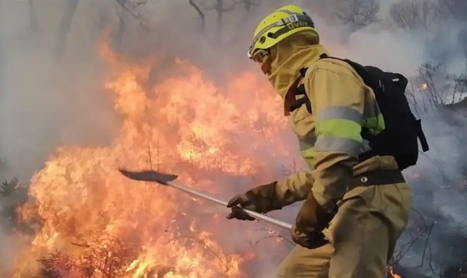 Un bombero intenta sofocar el incendio./ ALERTA