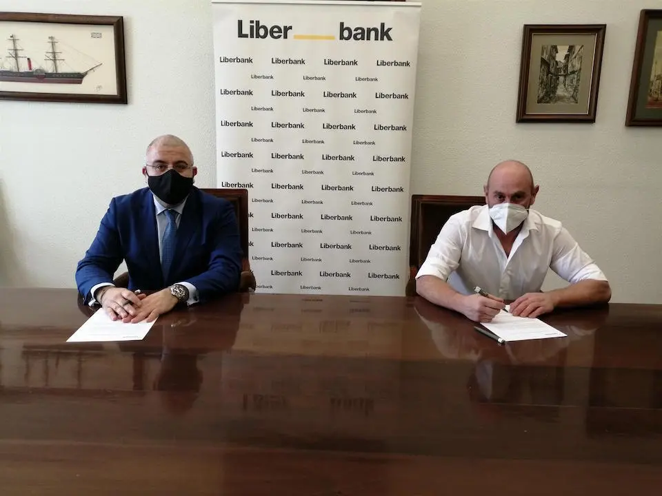 El presidente de ASAJA Cantabria, Manuel Herrero, y el director territorial de Banca Comercial en Cantabria, Luis Manuel Taboada. / E. Press