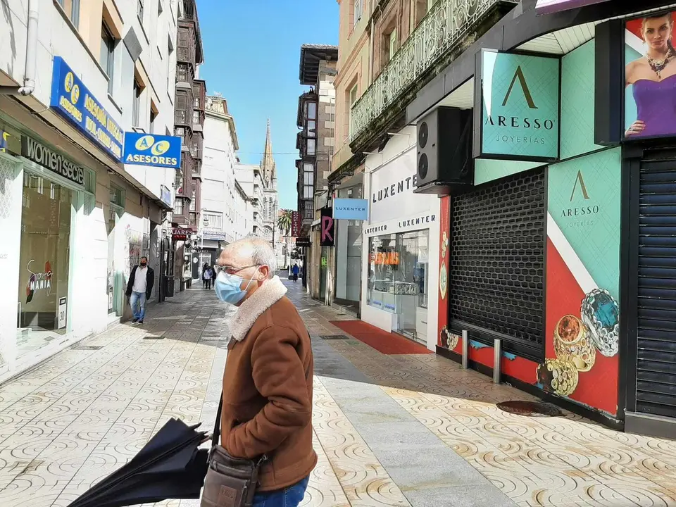 Un hombre cruza la calle Consolaci&oacute;n en Torrelavega. / Hardy