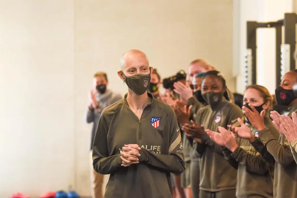 Virginia Torrecilla recibe la ovaci&oacute;n de sus compa&ntilde;eras a su llegada al gimnasio del Centro Deportivo Wanda de Alcal&aacute; de Henares. / Atl&eacute;tico de Madrid
