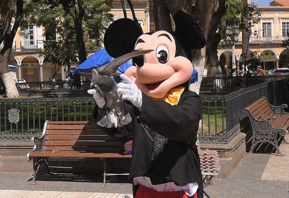 El joven Armando de 19 a&ntilde;os se disfraza de Mickey Mouse para ganarse la vida. / Jorge Abrego