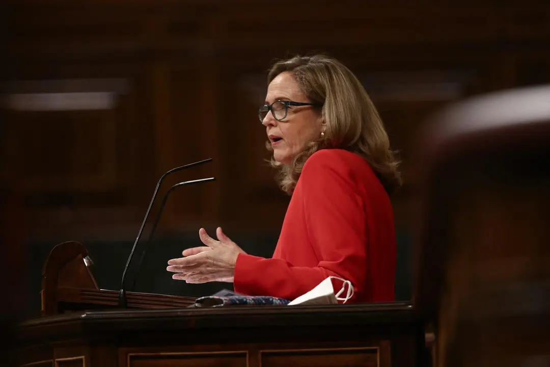 La vicepresidenta tercera y ministra de Asuntos Econ&oacute;micos y Transformaci&oacute;n Digital, Nadia Calvi&ntilde;o, interviene durante una sesi&oacute;n plenaria celebrada en el Congreso 