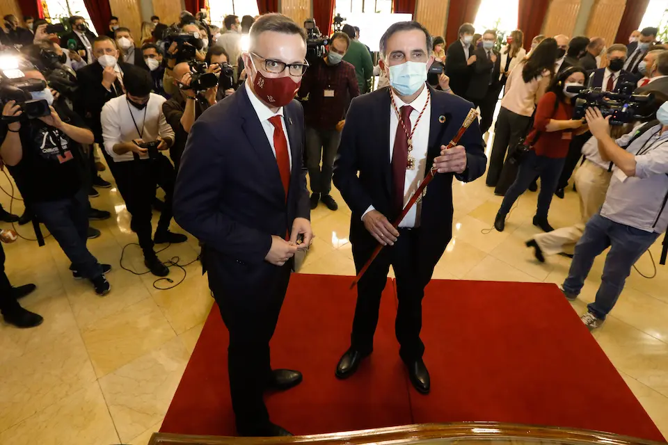 El nuevo alcalde de Murcia, Jos&eacute; Antonio Serrano (d), junto al anterior regidor, Jos&eacute; Ballesta (i), tras ser nombrado alcalde, en Murcia, Regi&oacute;n de Murcia (Espa&ntilde;a), a 25 de marzo de 2021. Serrano ha sido nombrado en el cargo tras triunfar, con 15 votos a favor y 14 en contra, la moci&oacute;n de censura presentada por Ciudadanos y PSOE en el Ayuntamiento de Murcia. De esta forma, los socialistas se hacen con una alcald&iacute;a que llevaba en manos del PP desde 1995 y que ahora gobernar&aacute;n en coalici&oacute;n con Ciudadanos.