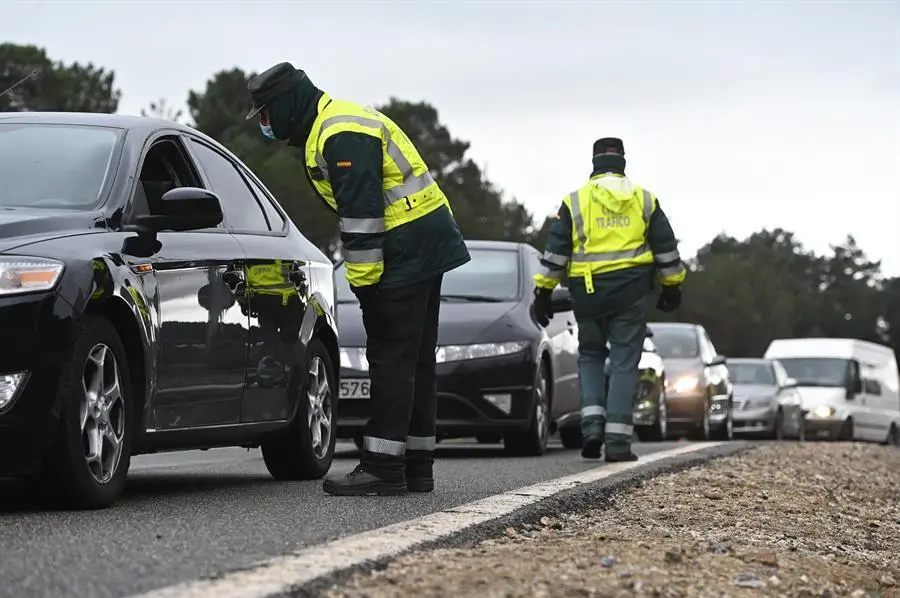 Varios guardias civiles de tr&aacute;fico montan un control de carretera en la AP-6, este viernes, a la altura de la localidad madrile&ntilde;a de Guadarrama. EFE/Fernando Villar
