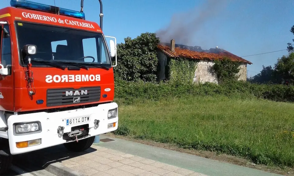 Cami&oacute;n de bomberos en un incendio en Ambrosero. / E. Press