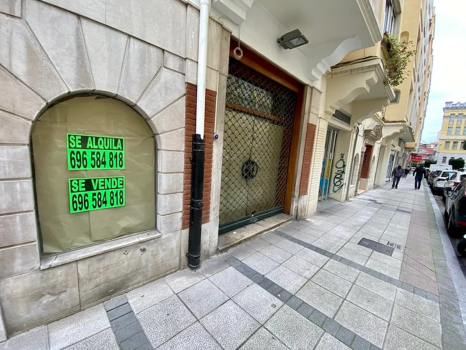 Un local comercial con los dos carteles de se vende o se alquila en el centro de Santander. / HARDY
