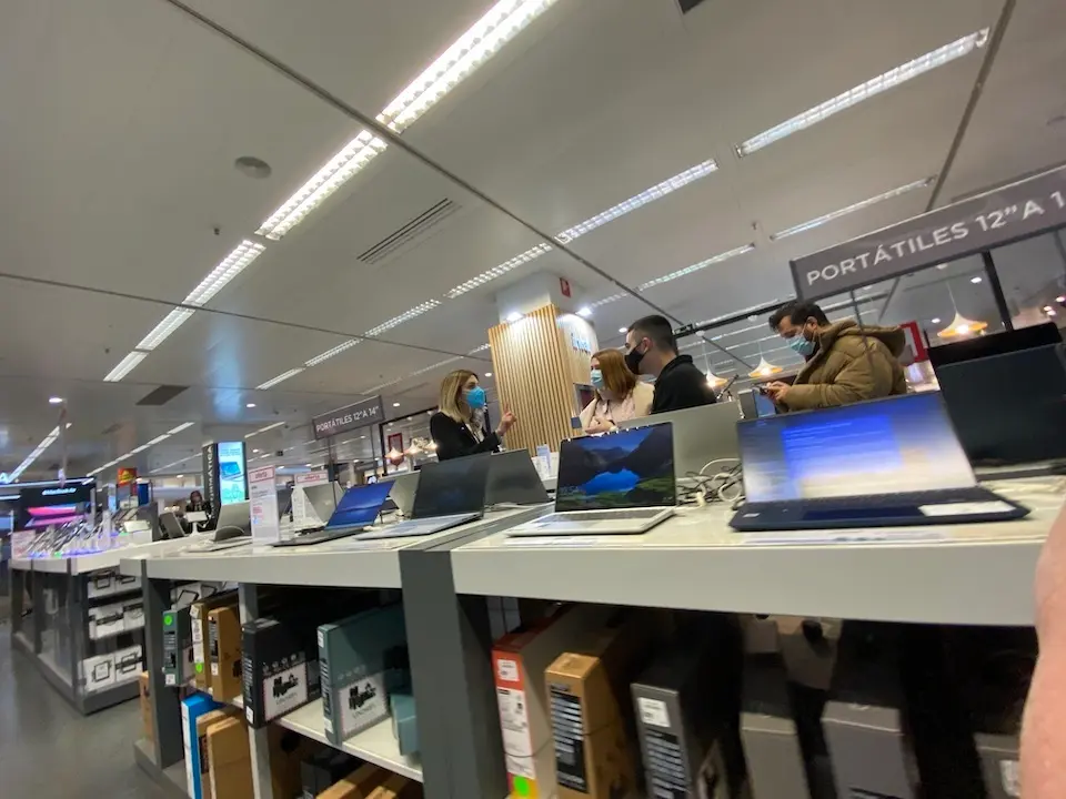 Dos personas son atendidas por una trabajadora en el Centro Comercial, El Corte Ingl&eacute;s. / HARDY