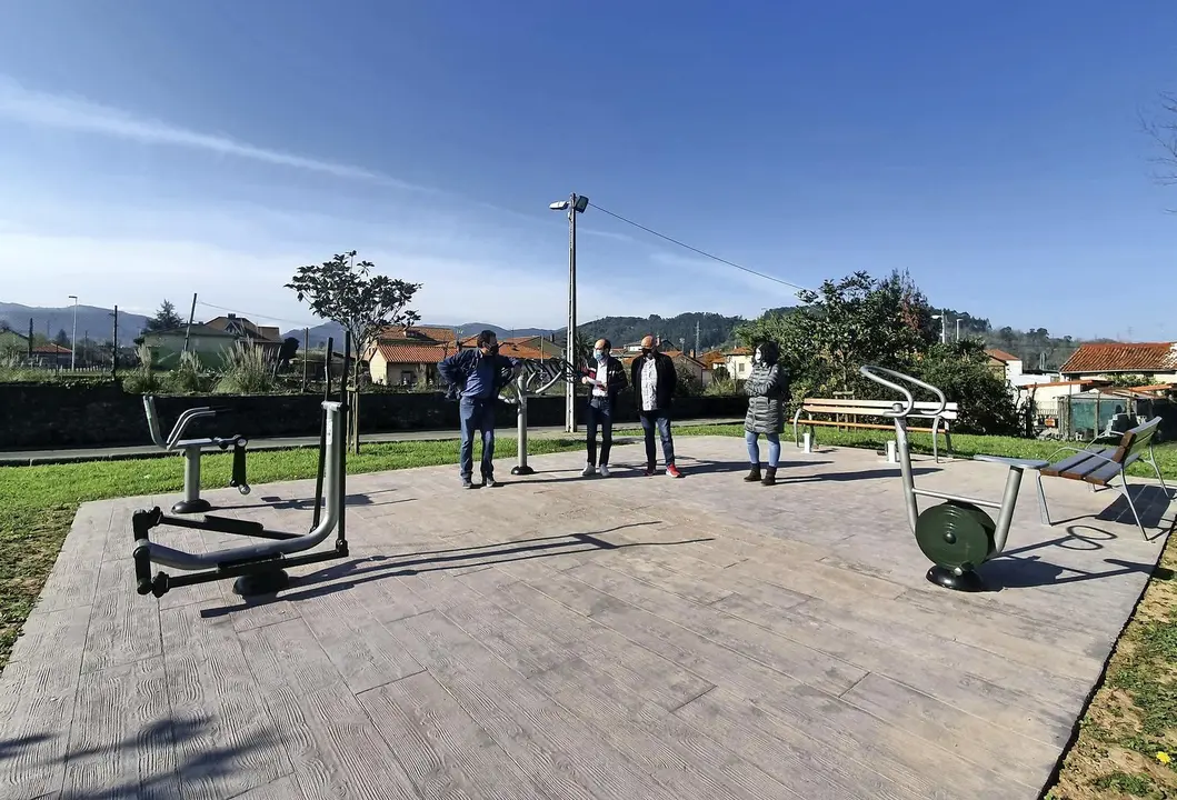 Autoridades y vecinos en la estaci&oacute;n de aparatos de ejercicio biosaludable. / alerta