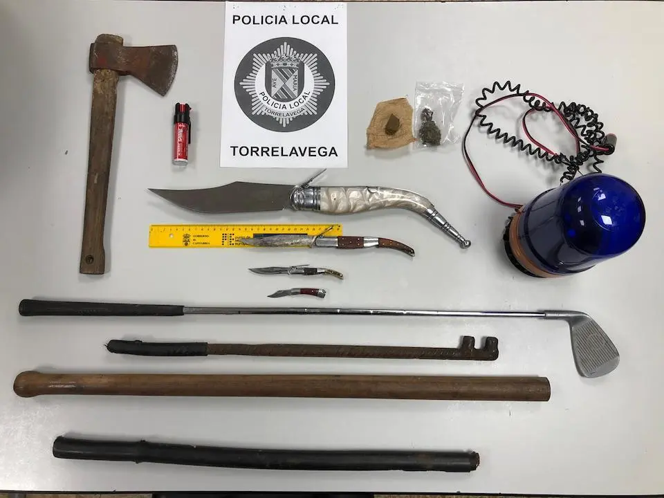 Armas y material intervenido al detenido por la polic&iacute;a local de Torrelavega. / PL
