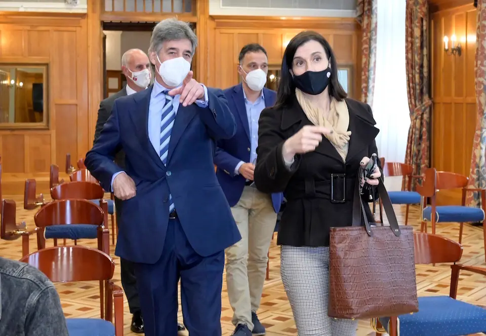 La alcaldesa de Santander, Gema Igual junto al doctor &Aacute;ngel Ruiz-Cotorro. / E. Press