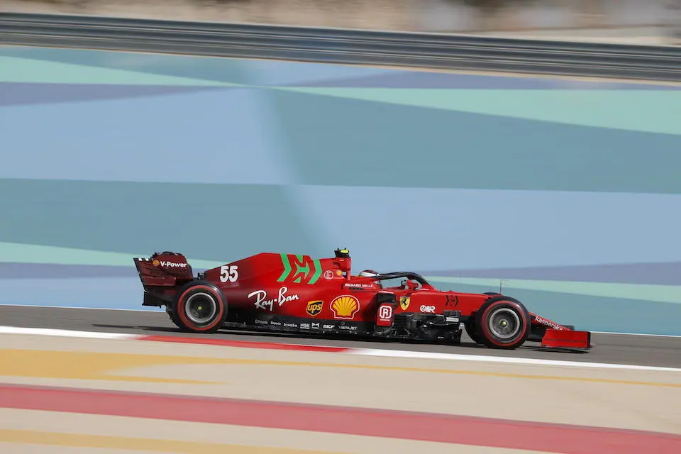 Carlos Sainz a los mandos de su monoplaza en el trazado de Shakir. / Valdrin Xhemaj