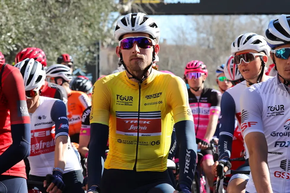 Bauke Mollema vistiendo el jersey de l&iacute;der de la general. / E. Press