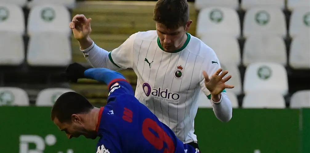 El delantero del Amorebieta, cayendo ante la presi&oacute;n de Matic. / Hardy