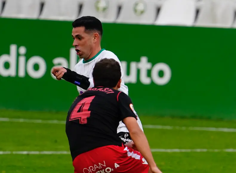 &Aacute;lvaro Bustos conf&iacute;a en poder jugar en Amorebieta. / Hardy