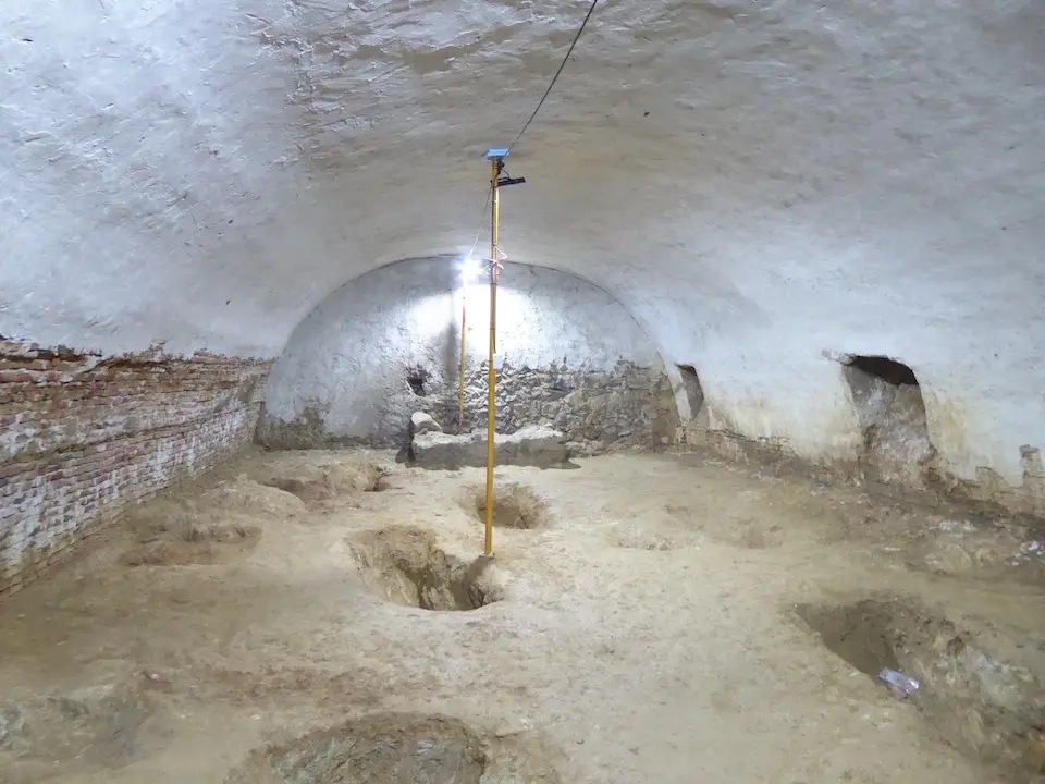 Descubren y recuperan una cripta oculta en la Iglesia de la Encarnaci&oacute;n de Casares. / E. Press