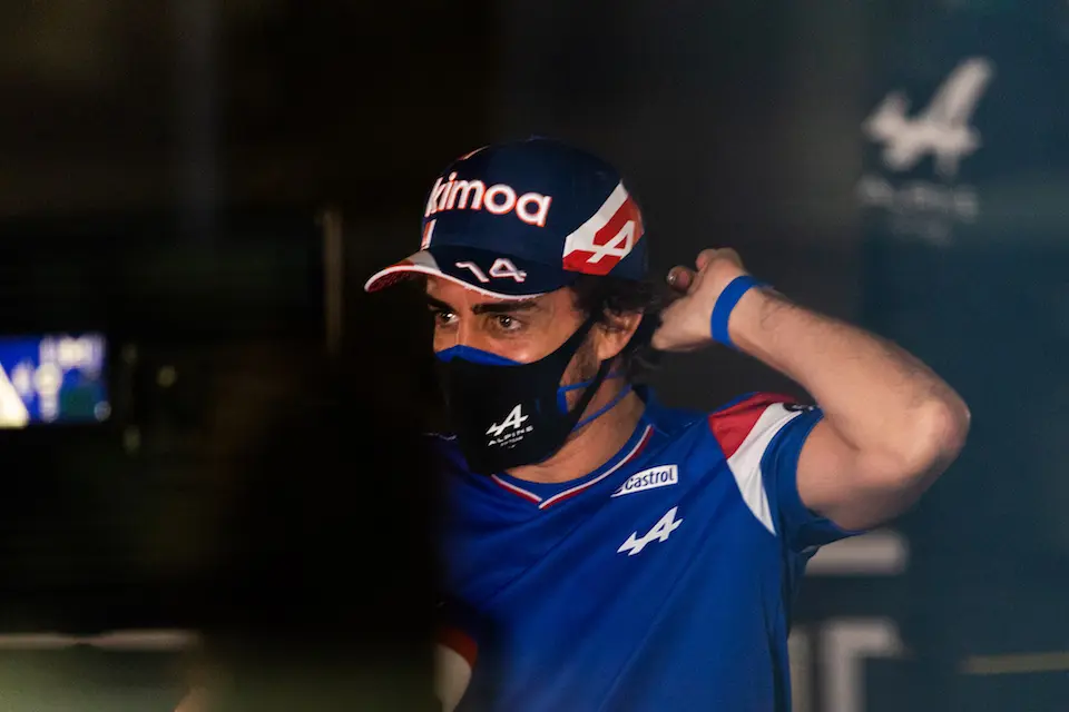 Fernando Alonso con sus nuevos colores. / Europa Press