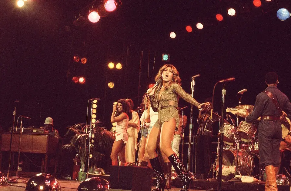 Fotograf&iacute;a de enero de 1976 donde aparece Tina Turner y The Ikettes durante una de sus actuaciones. / HBO