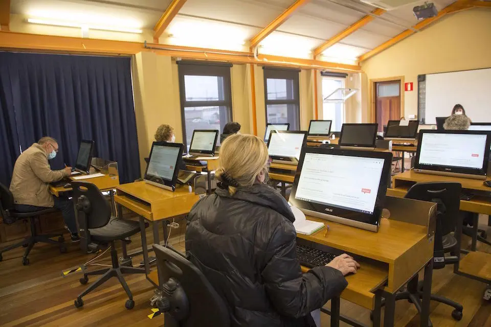 Curso sobre el uso de tel&eacute;fonos m&oacute;viles y tablets del Centro Municipal de Formaci&oacute;n. / E. Press