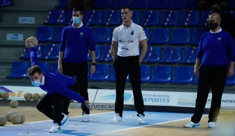 Rub&eacute;n Haya se dispone a lanzar la bola ante la mirada de sus compa&ntilde;eros. / Hardy