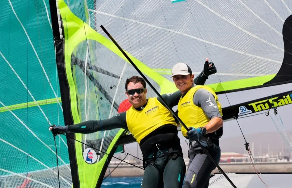 Iago L&oacute;pez-Marra y Diego Bot&iacute;n, celebrando el triunfo en aguas canarias. / Sailing Energy