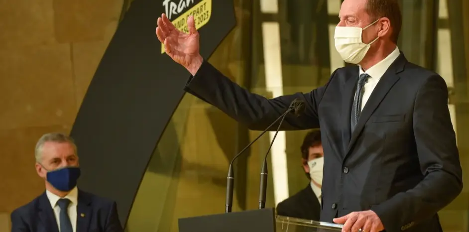 El director del Tour de Francia, Christian Prudhomme, durante su intervenci&oacute;n ayer en Bilbao. / EFE