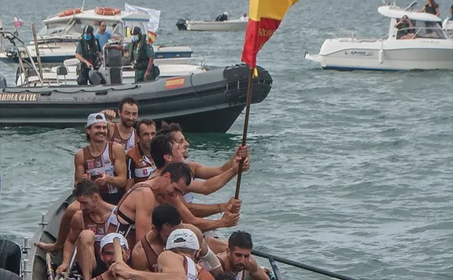 Los remeros de Zierbena, festejando el Campeonato de Espa&ntilde;a que ganaron el pasado a&ntilde;o en Pedre&ntilde;a. / ALERTA
