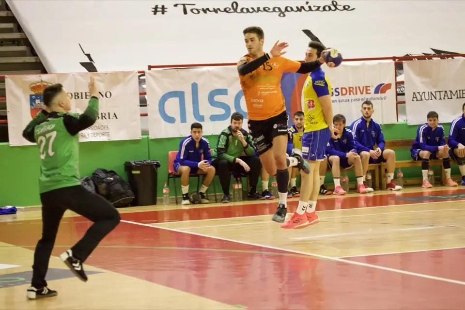 Facundo Cangiani se leva para lanzar. / Sa&uacute;l Ceballos