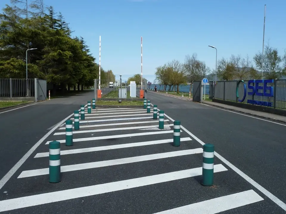 Los trabajadores de la planta de SEG Automotive en Treto han respaldado de forma "mayoritaria" la convocatoria de huelga indefinida, a partir del lunes 5 de abril, presentada este jueves en asamblea por el comit&eacute; de empresa tras fracasar las negociaciones sobre el plan de reestructuraci&oacute;n presentado por la direcci&oacute;n.-EFE/Miguel Ramos