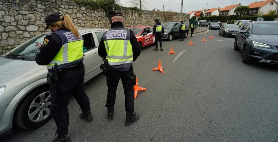 Agentes de la Polic&iacute;a Nacional realizando este viernes, un control en la capital c&aacute;ntabra por el estado de alarma. / hardy