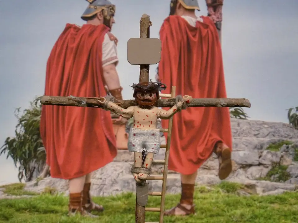 La suspensi&oacute;n de las procesiones de Semana Santa por la pandemia ha empujado a un devoto jubilado a adaptarse a las vicisitudes y recrear con mu&ntilde;ecos de playmobil la Pasi&oacute;n Viviente de Castro Urdiales (Cantabria), una representaci&oacute;n con la que lleva vinculado desde sus inicios. EFE/ Miguel Ramos