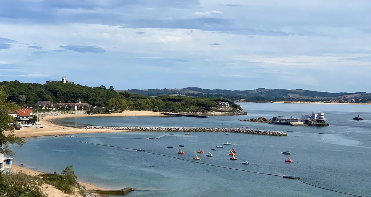 Vista de los espigones para estabilizar las playas de La Magdalena y Los Peligros. / HARDY