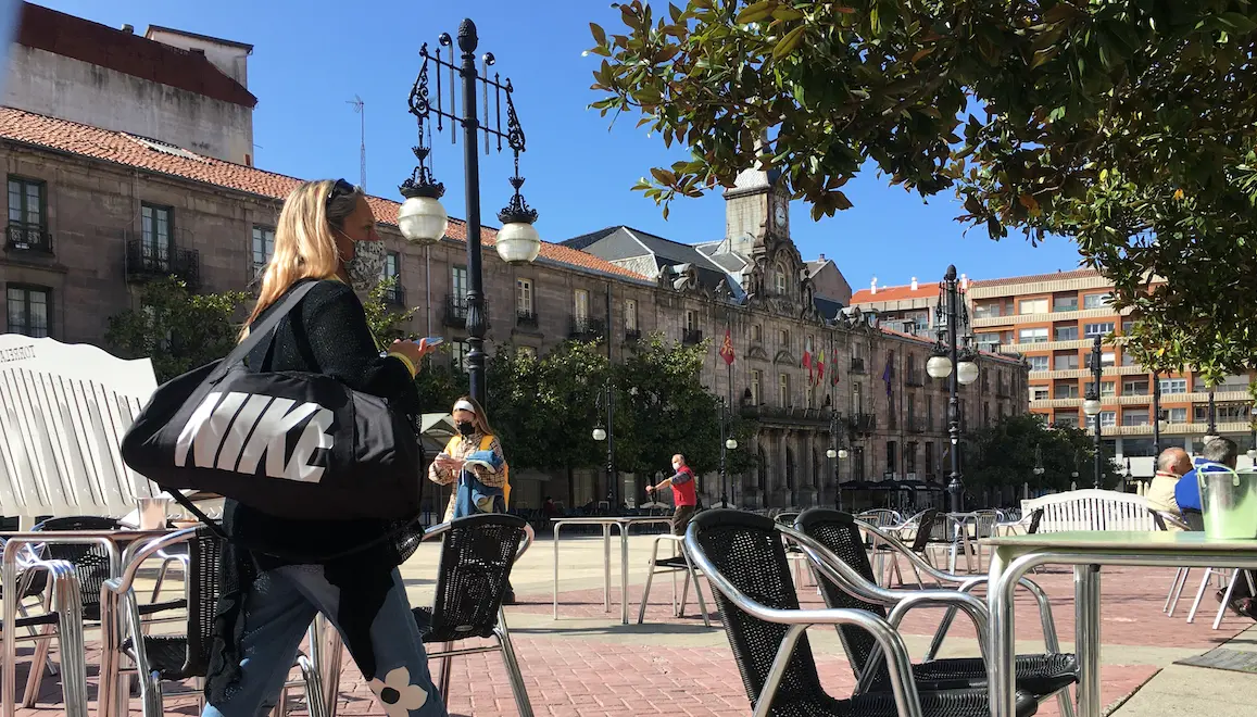 Una mujer pasa por delante de la cafeter&iacute;a Murano en Torrelavega. / S. D&iacute;az