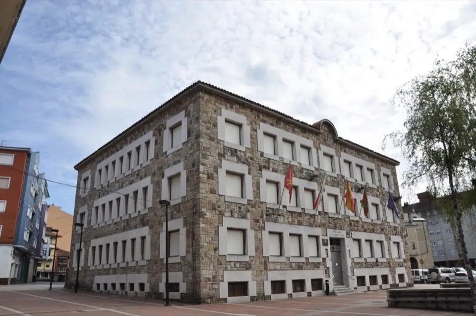 Sede provisional de las oficinas del Ayuntamiento de Torrelavega. / S. D&iacute;az
