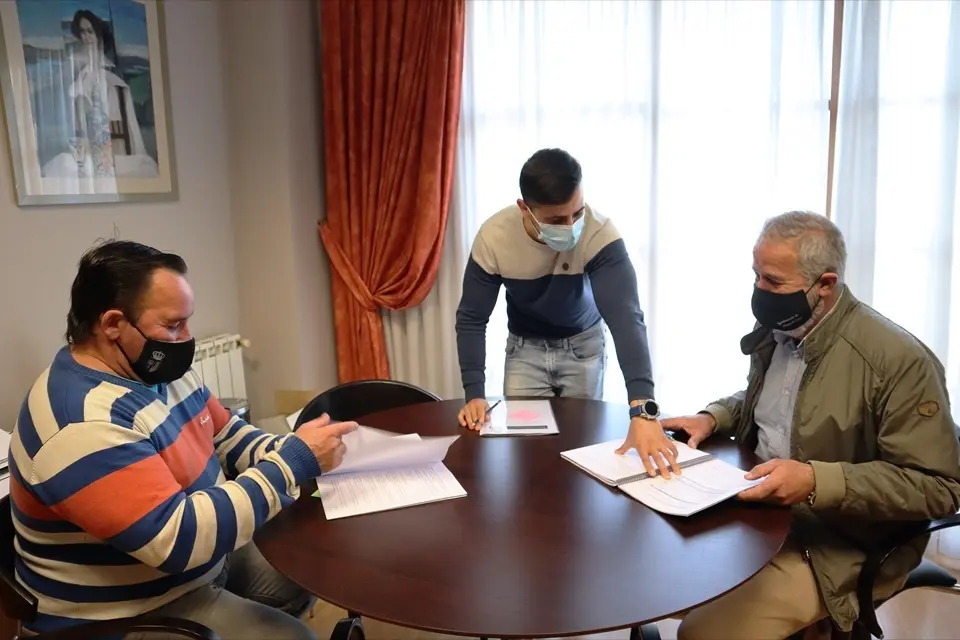 El alcalde durante una reuni&oacute;n sobre las alegaciones. / ALERTA