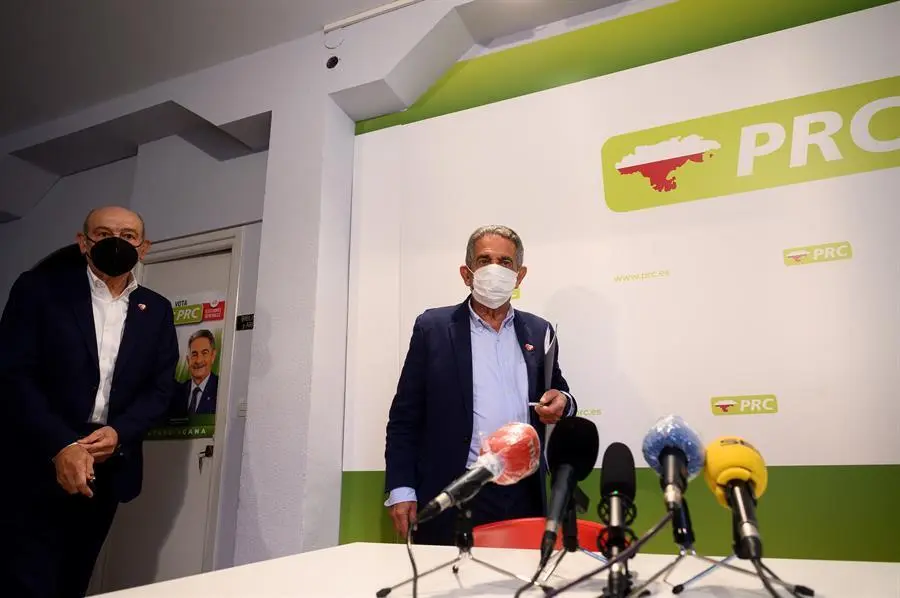 El presidente de Cantabria, Miguel &Aacute;ngel Revilla (d) acompa&ntilde;ado por el diputado nacional del PRC, Jos&eacute; Mar&iacute;a Maz&oacute;n (i) durante la rueda de prensa de este s&aacute;bado en Santander. EFE/Pedro Puente Hoyos
