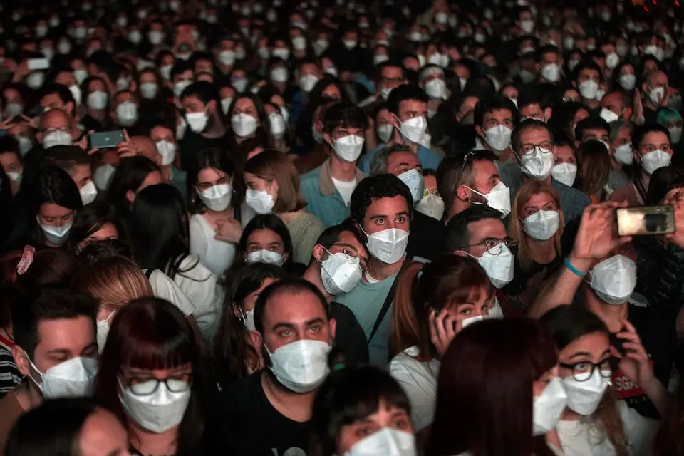 Un momento del concierto que ha ofrecido hoy s&aacute;bado el grupo Love of Lesbian en el palau Sant Jordi de Barcelona, el primer directo masivo en pandemia. / Alejandro Garc&iacute;a