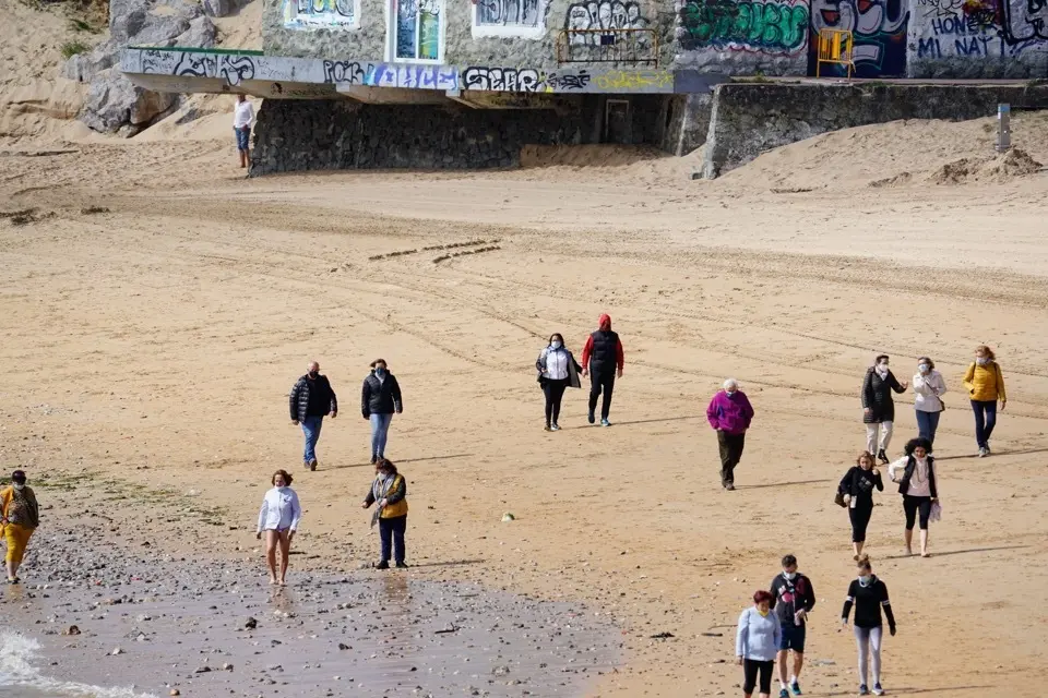 Varias personas disfrutan de la playa de Santander en el d&iacute;a de ayer, donde se mantuvo el tiempo estable. / Hardy