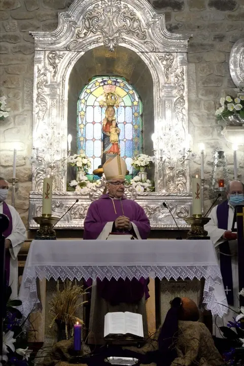 El obispo, Manuel S&aacute;nchez Monge, en el Santuario de Valvanuz. / Castillo