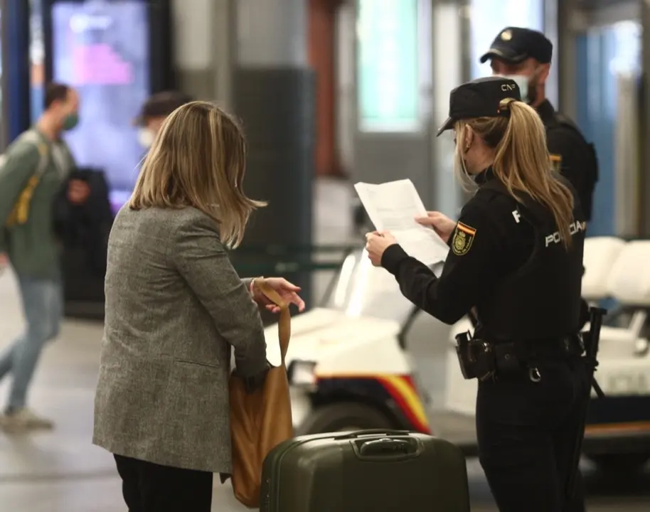 Agentes de la Polic&iacute;a Nacional piden justificantes durante controles de movilidad en la estaci&oacute;n de tren de Atocha, en Madrid (Espa&ntilde;a), a 26 de marzo de 2021
EDUARDO PARRA - EUROPA PRESS
27/3/2021