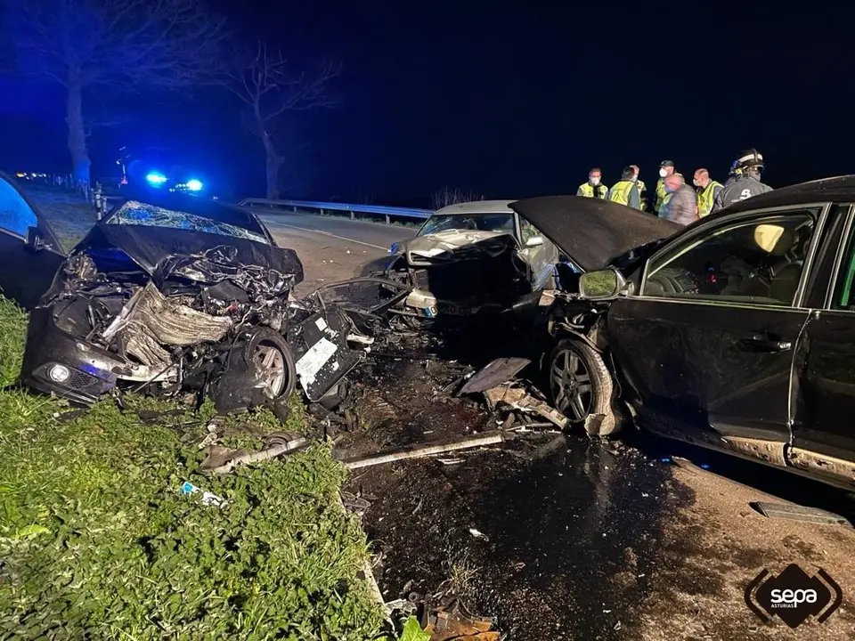 Accidente de tr&aacute;fico con una joven fallecida en Tineo.