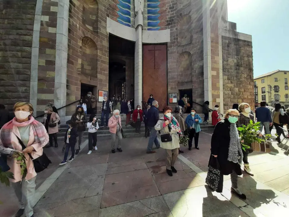 Domingo de Ramos en la Iglesia de la Virgen Grande de Torrelavega. / S.DIAZ