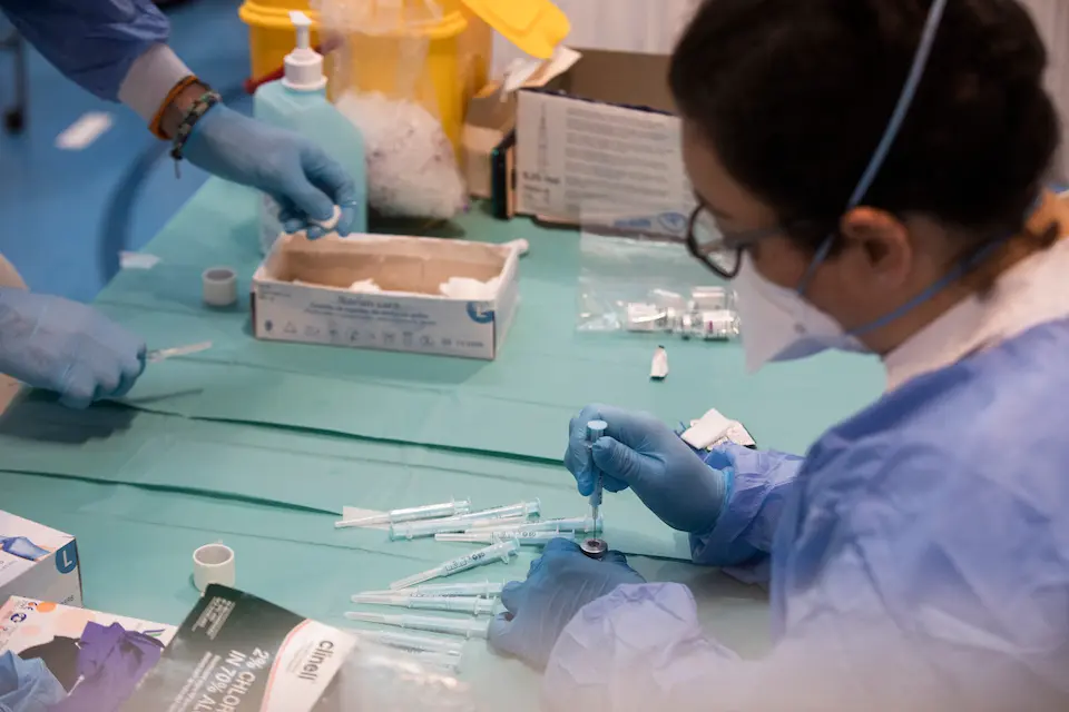 Una profesional sanitaria sostiene una jeringuilla con un vial de la vacuna de AstraZeneca. / Mar&iacute;a Jos&eacute; L&oacute;pez