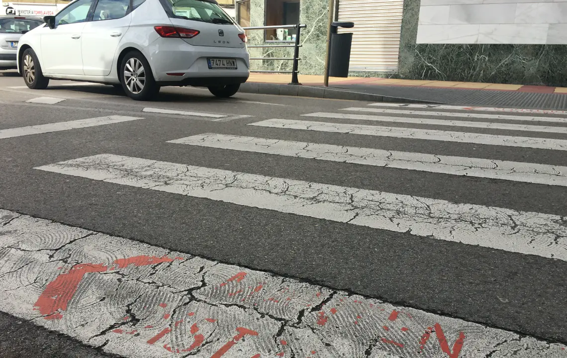 Vista del paso de cebra con el indicativo de distancia de seguridad en la ciudad de Torrelavega. / ALERTA