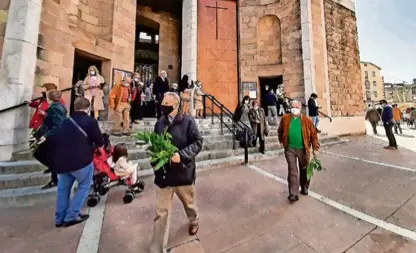 Ciudadanos con ramos en Torrelavega. / ALERTA