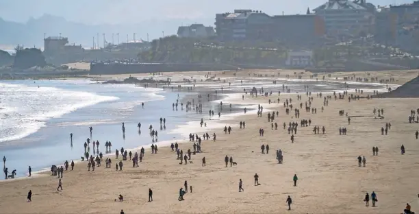 Cientos de personas fueron a la playa en el d&iacute;a de ayer. / ALERTA