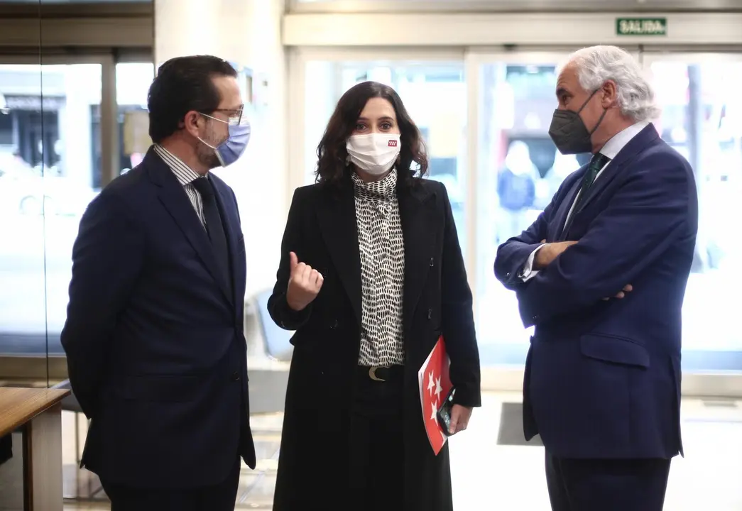 Isabel D&iacute;az Ayusto junto al consejero Javier Fern&aacute;ndez-Lasquetty y el presidente de CEIM, Miguel Garrido