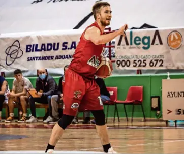 El base del A. Cantabria dirigiendo el juego de los torrelaveguenses. / Alerta